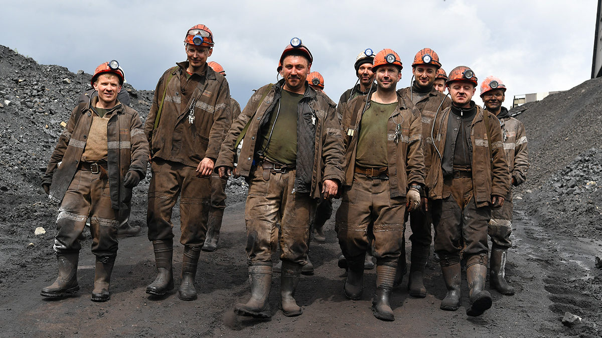 управляющая компания шахтеров. работник шахты. шахтеры евраза. мероприятия в киселевске поздравляем талтэк с днем шахтеров. шахта распадская коксовая междуреченск.