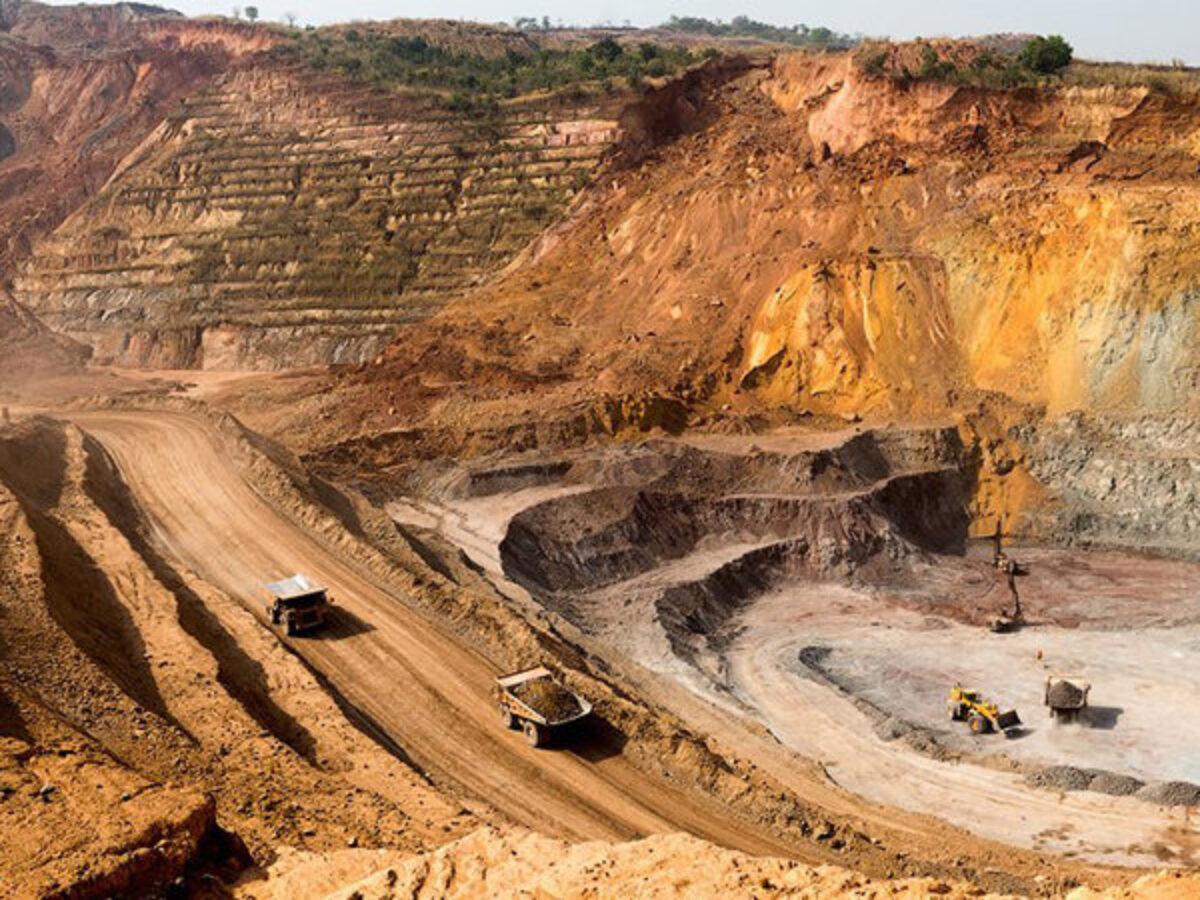 Добыча ископаемых больше. Горный Запад США золотые Рудники. Добыча полезных ископаемых. Горнодобывающая промышленность. Карьеры по добыче полезных ископаемых.