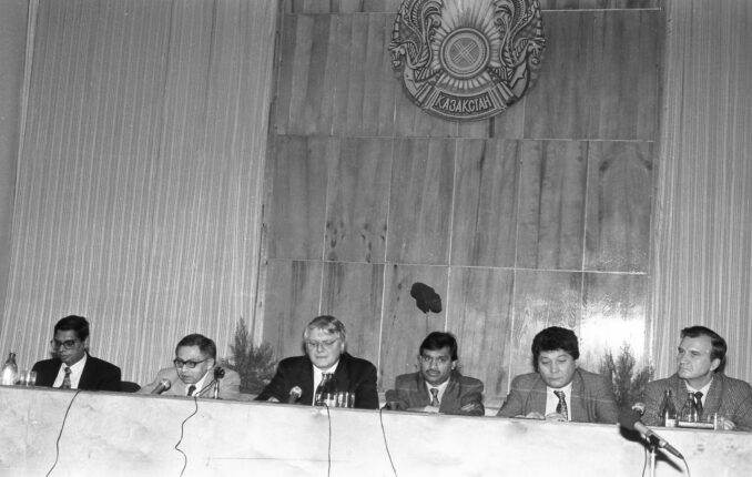 27-11-95-press-conferencce-to-announce-the-start-of-ispat-678x430