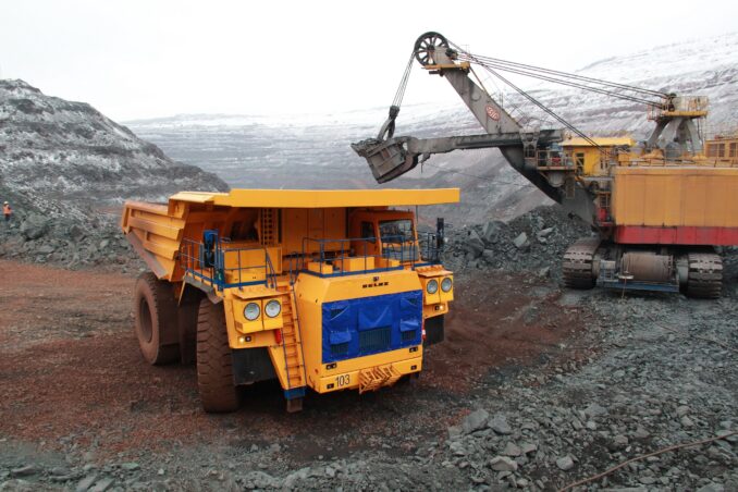 na-mihajlovskom-goke-pristupil-k-rabote-novyj-240-tonnyj-belaz-678x452