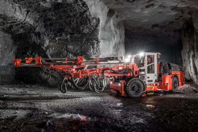sandvik-dd422i-development-drill-rig-1-678x452