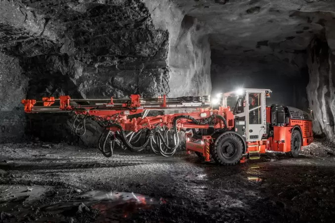 sandvik-dd422i-development-drill-rig-1-678x452