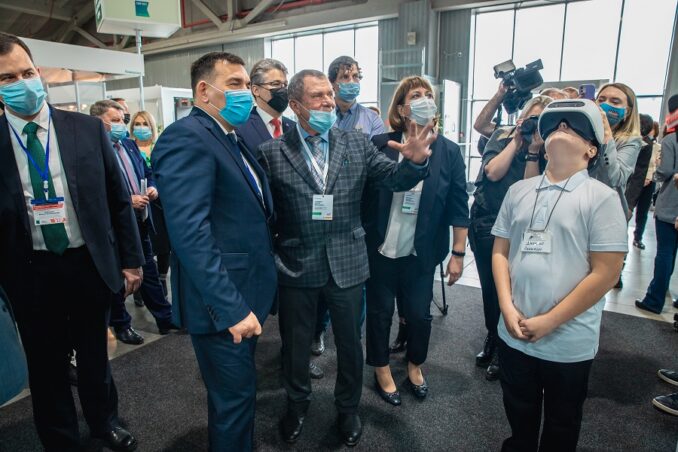 s-eksponatami-raspadskoj-poznakomilis-maksim-korolkov-sleva-sergej-k