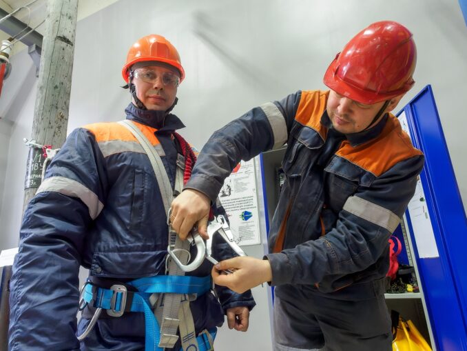 na-trenirovochnom-poligone-razreza-mezhdureche-alpinist-otrabatyvayutsya-navyki-bezopasnoj-raboty-na-vysote-678x509