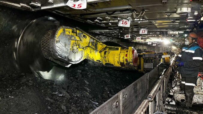 k-sentyabryu-kollektiv-uchastka--1-planiruet-vydat-na-gora-527-tysyach-tonn-uglya-k-sentyabryu-kollektiv-uchastka--1-planiruet-vydat-na-gora-527-tysyach-tonn-uglya-678x381