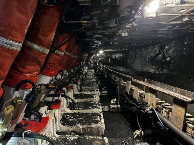 v-lave-26-72-ustanovleny-novye-sekczii-mehanizirovannoj-krepi-v-lave-26-72-ustanovleny-novye-sekczii-mehanizirovannoj-krepi-678x509