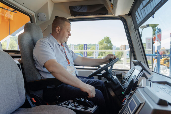 belaz-kabina-07-belaz-kabina-07-678x452