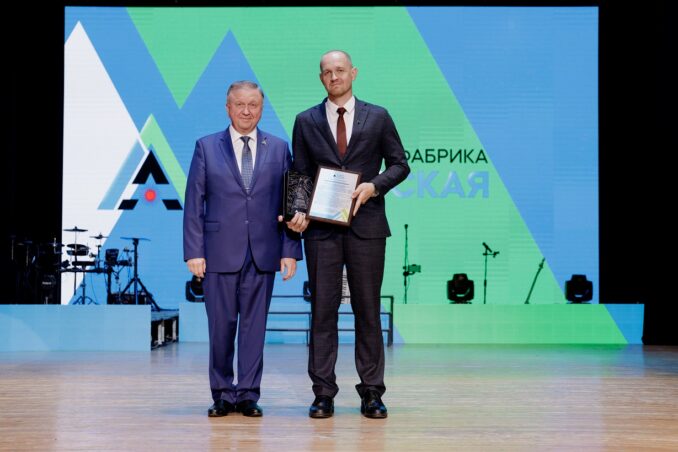 generalnyj-direktor-novoj-gornoj-uk-andrej-kobyakov-vruchil-pamyatnyj-adres-i-statuetku-direktoru-of-antonovskaya-evgeniyu-varganovu-generalnyj-direktor-novoj-gornoj-uk-andrej-kobyakov-vruchil-pamyatn-678x452